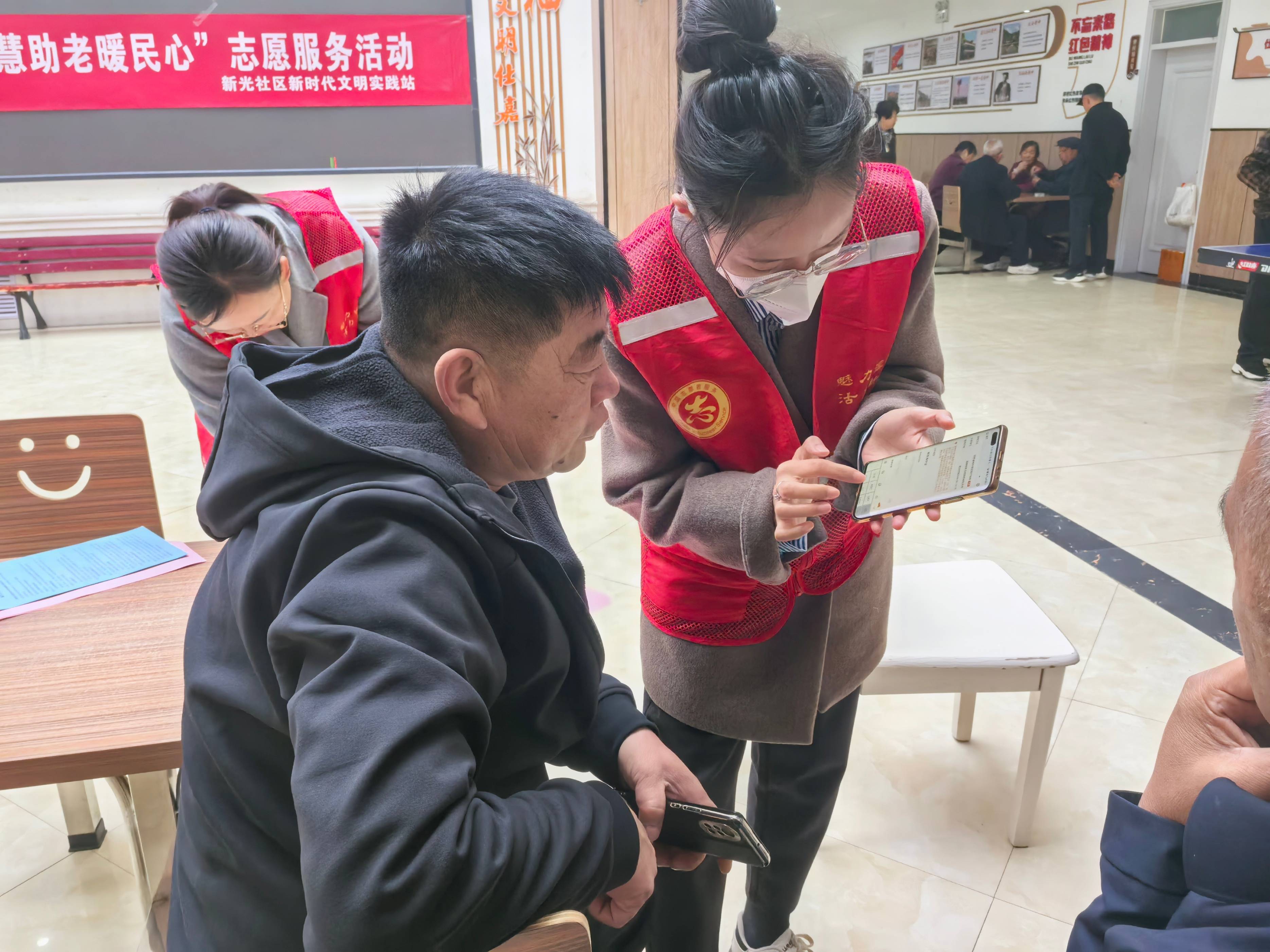 里昂队员在社区义务活动,用爱心换温暖 里昂队员在社区义务活动,用爱心换温暖
