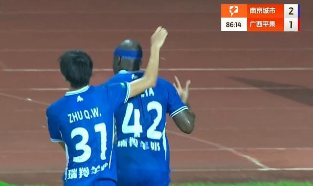 足球场上激战连连,观众热情高涨的简单介绍 足球场上激战连连,观众热情高涨的简单介绍