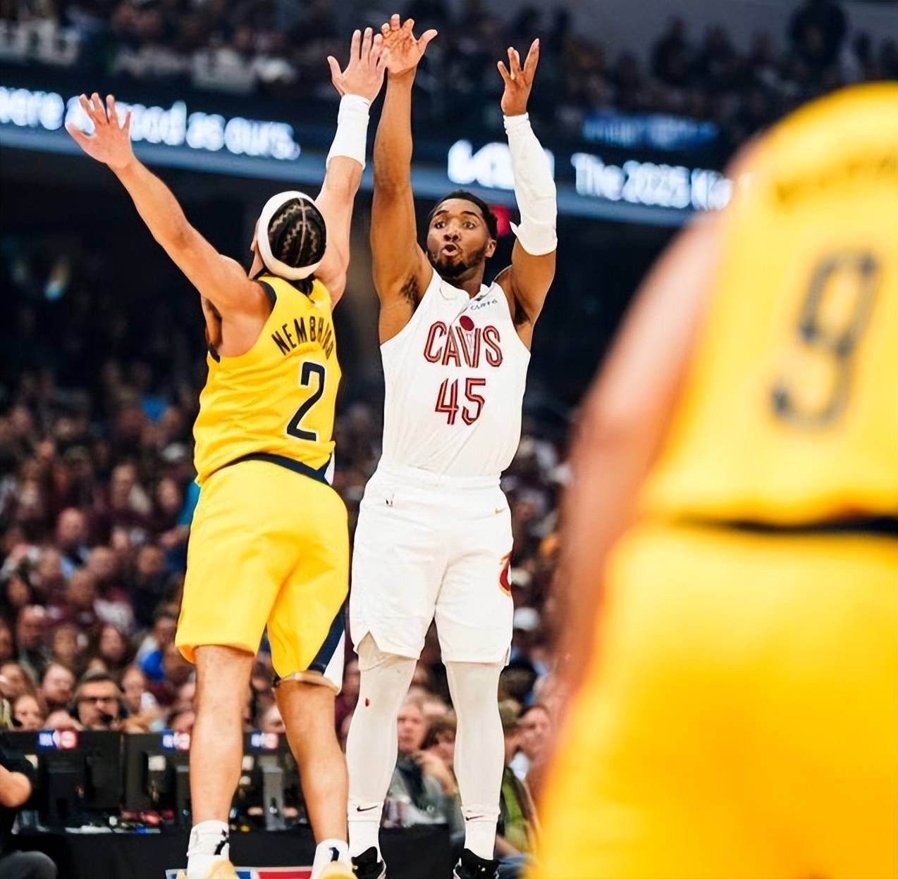 包含黄蜂主场击败步行者，保持季后赛希望的词条