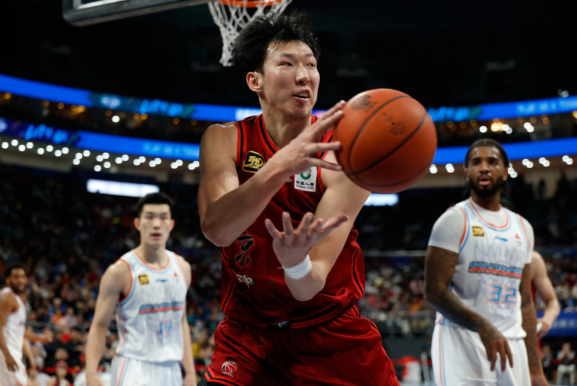 河南男篮迎来惊险胜利，击败上海队的简单介绍